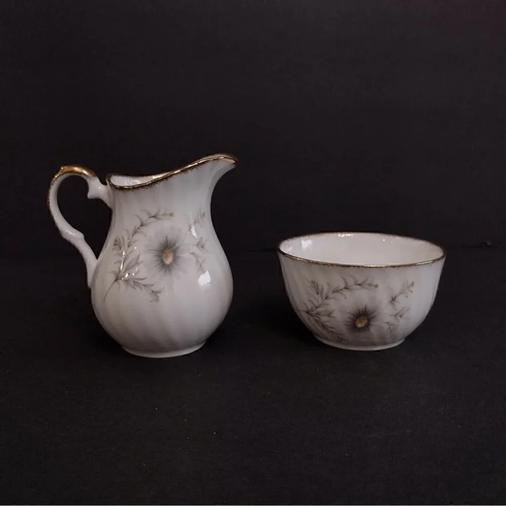 Elizabethan England Fine Bone China Cream & Sugar Set Bowl Pitcher White Daisies